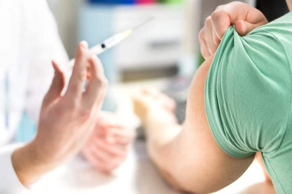 Iemand krijgt een prik voor vaccinaties