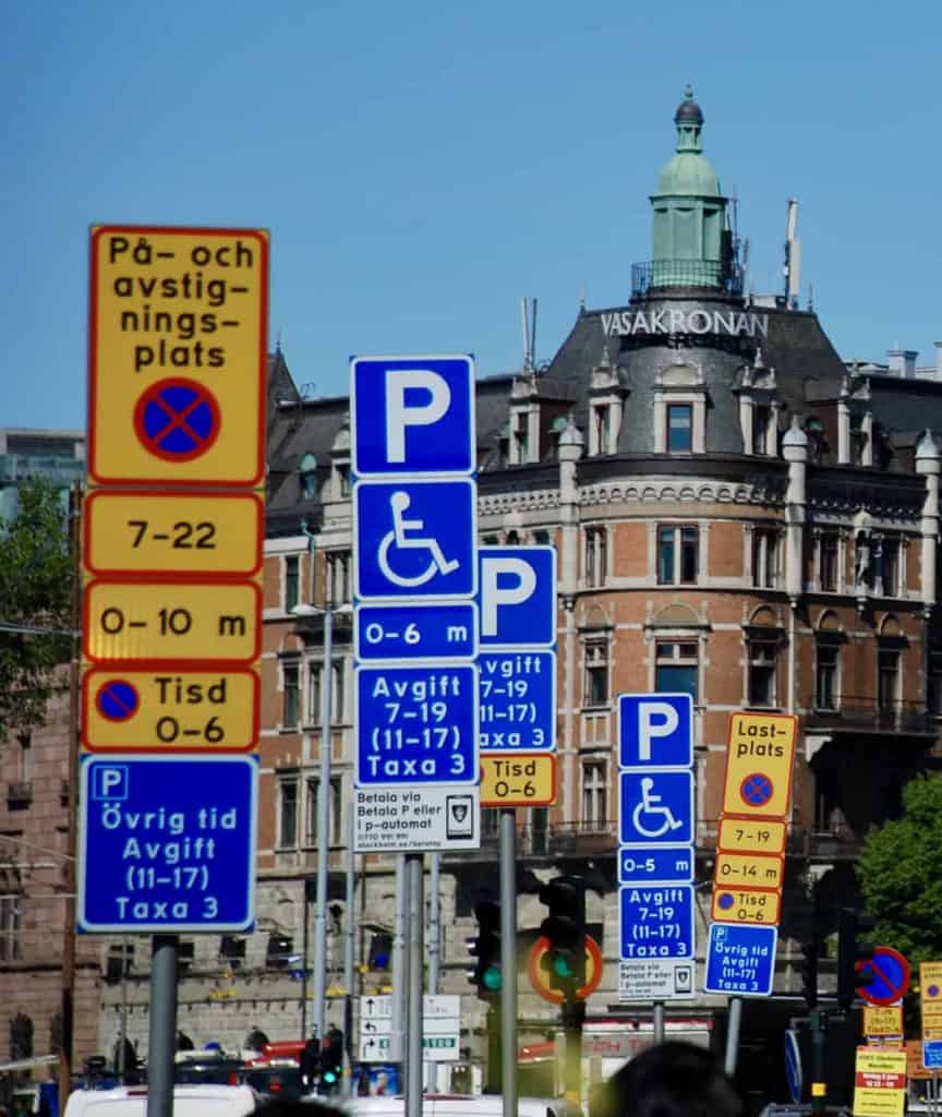 Veel verkeersborden in Stockholm, Zweden