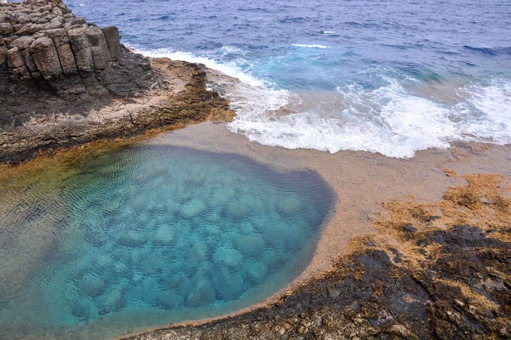 Vulkanisch landschap in zee bij Caleta de Fuste, Fuerteventura