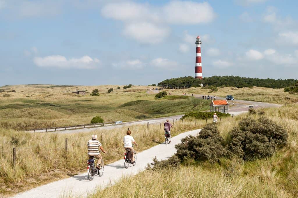 Fietsen bij de vuurtoren op Ameland