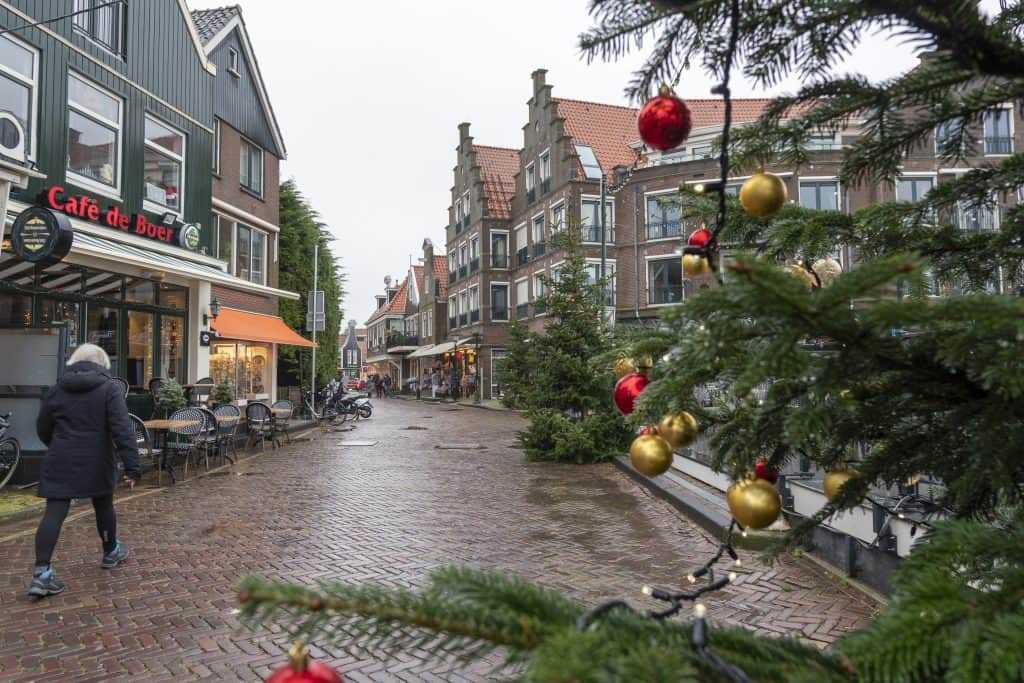 Winkelstraat met kerstbomen in Volendam