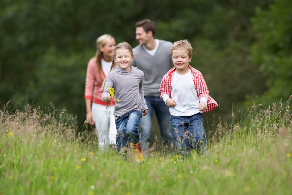 Familie aan het wandelen in de Zweedse natuur