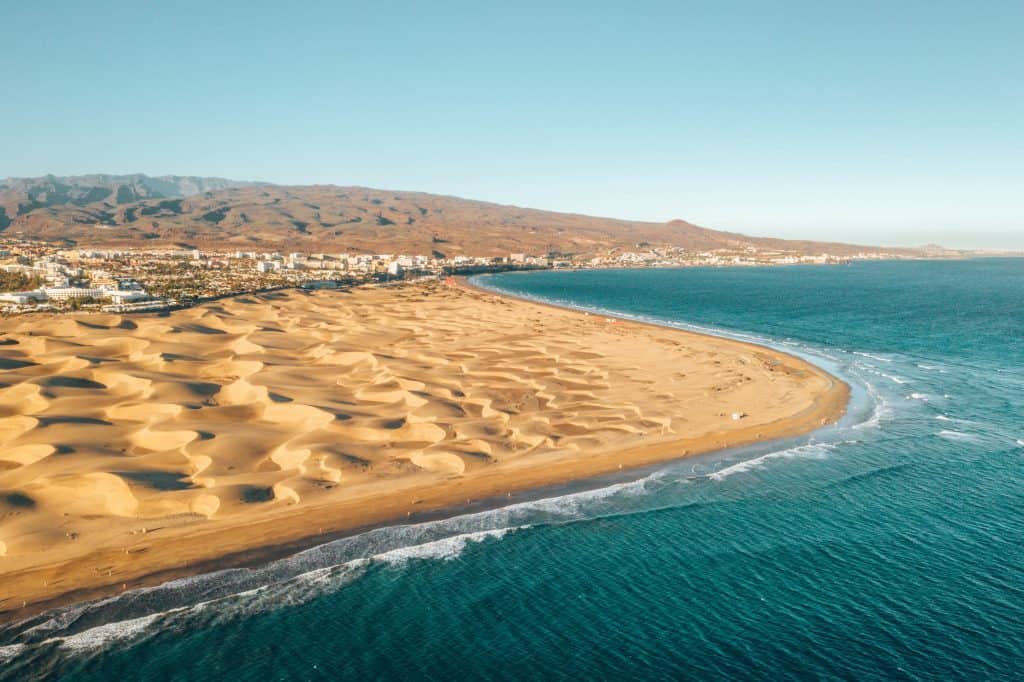 Luchtfoto van de duinen van Maspalomas op het eiland Gran Canaria