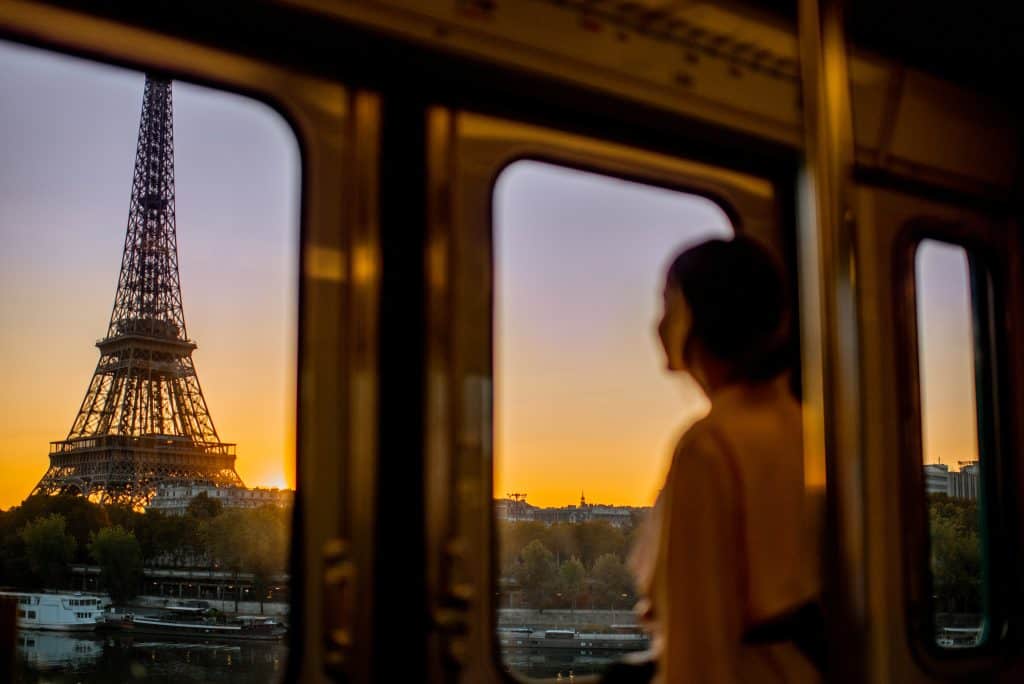 Vrouw kijkt naar de Eiffeltoren in Parijs vanuit een trein