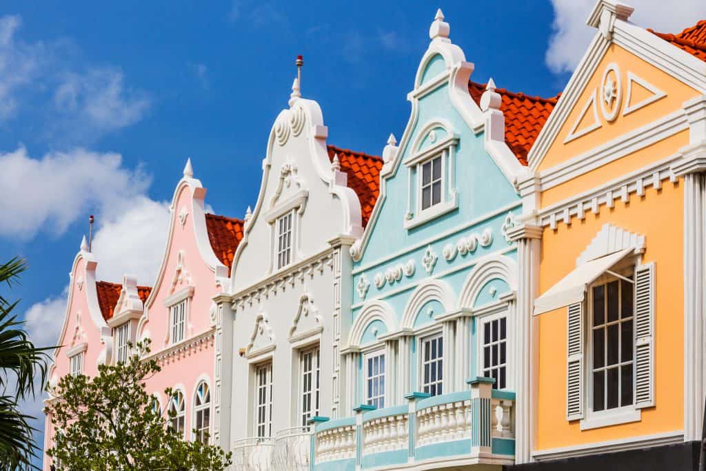 Gekleurde huizen op Aruba