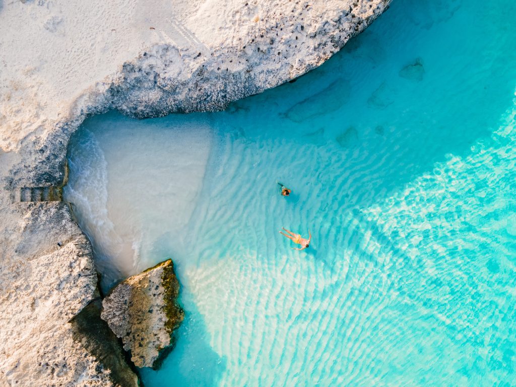 Man en vrouw in zee op Aruba