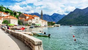 Weer in Perast in januari 2026: temperatuur, zon en neerslag