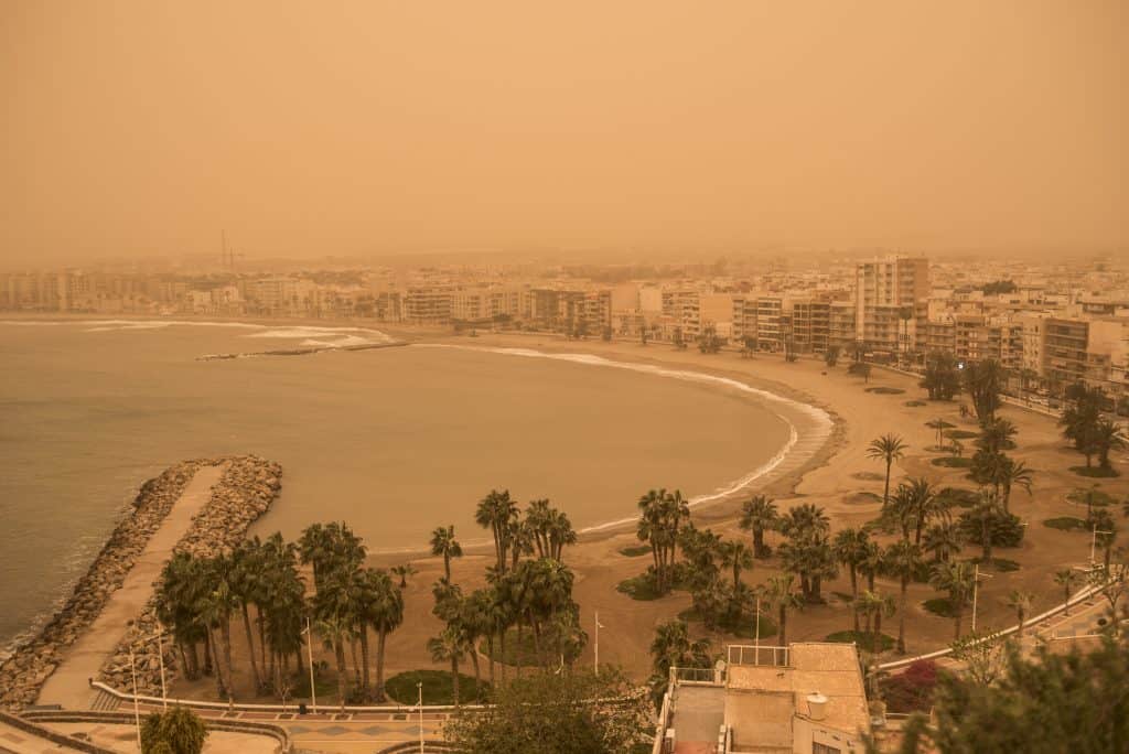 Calima: zandstorm die een oranje lucht produceert