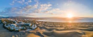 Zandduinen op Gran Canaria nabij de huizen