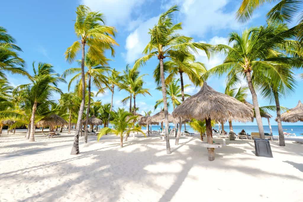 Het strand van Palm Beach op Aruba