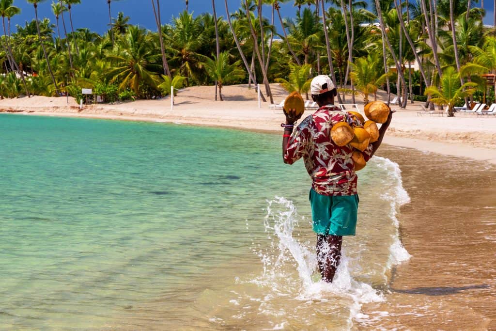 Man met kokosnoten op het strand van de Dominicaanse Republiek