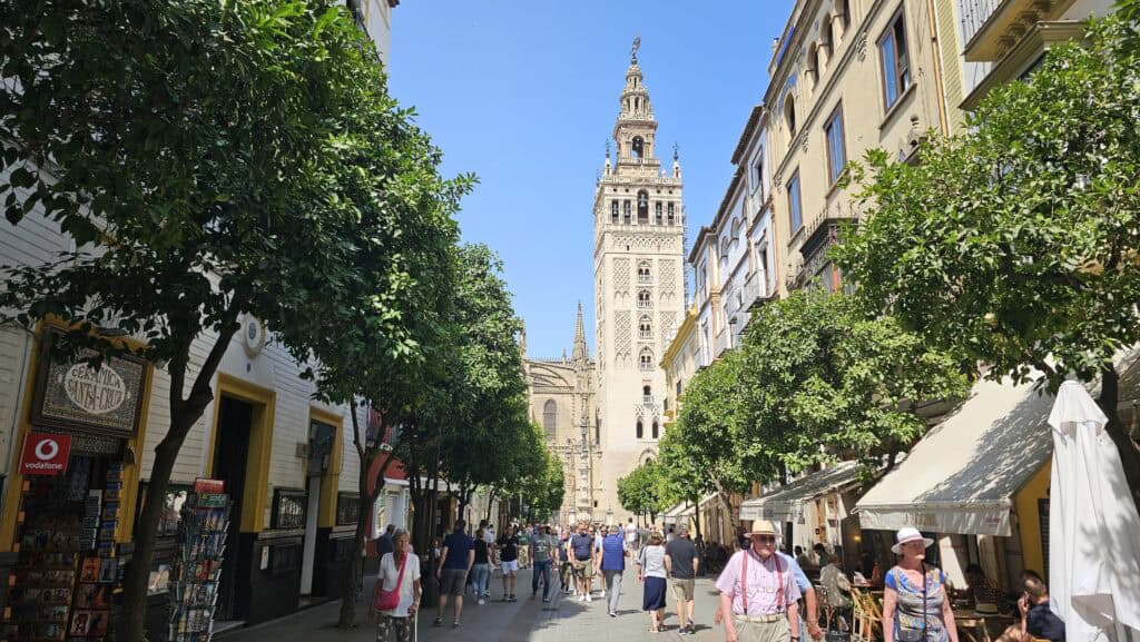 Zonnige straat in Sevilla